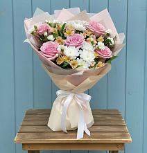 Букет цветов из:  Гвоздики, Орхидеи и Розы в Старково