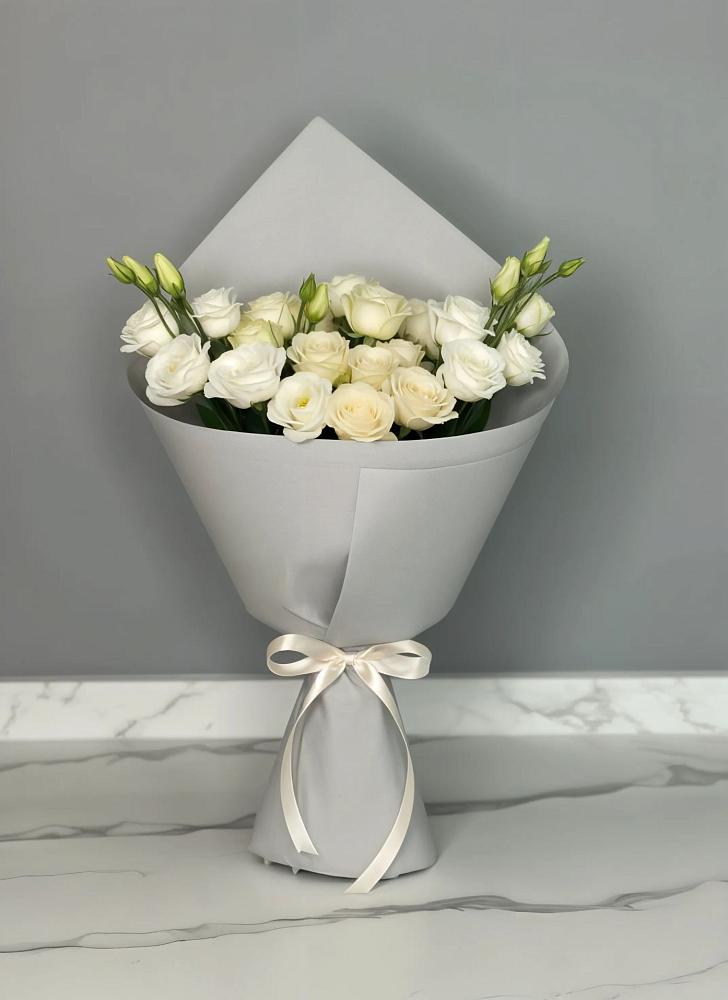 Букет цветов из: Розы и Лизиантусы в Старково