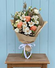 Букет цветов из:  Альстромерии, Лизиантусы, Розы и Хризантемы в Старково