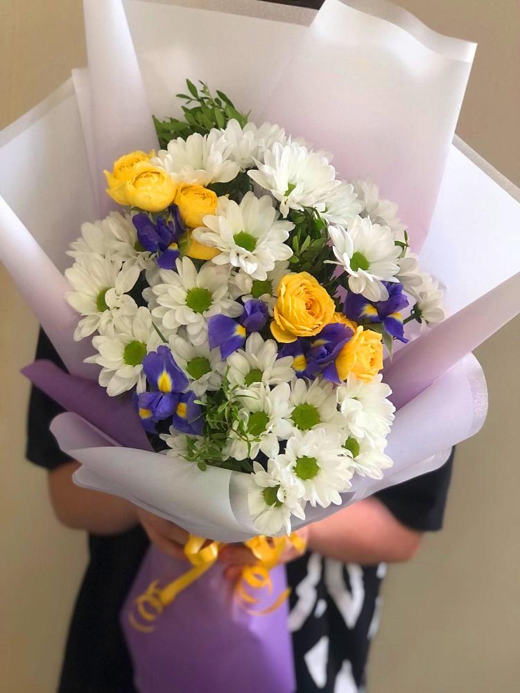 Букет цветов из: Ирисы, Хризантемы и Розы в Старково