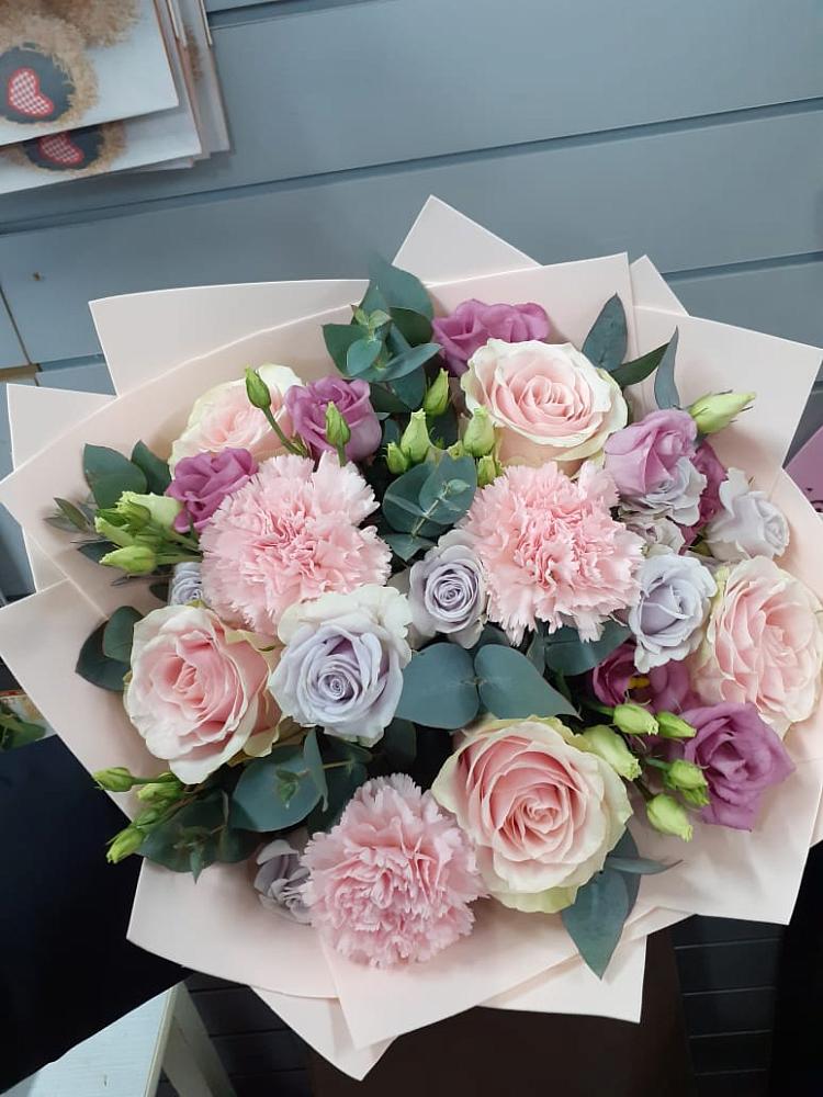 Букет цветов из: Розы, Гвоздики и Лизиантусы в Старково